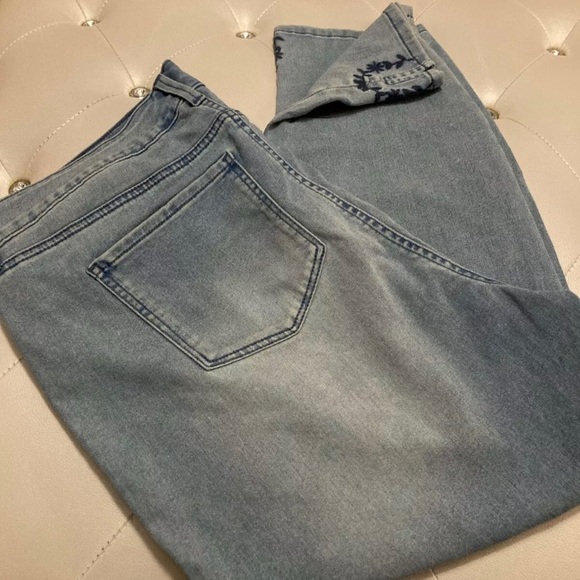 NEW Style & Co Blue Denim Floral Cropped Jeans Size 16W - Picture 7 of 9